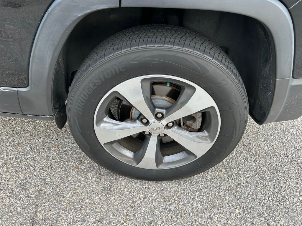 Thumbnail: 2019 Jeep Cherokee - 8