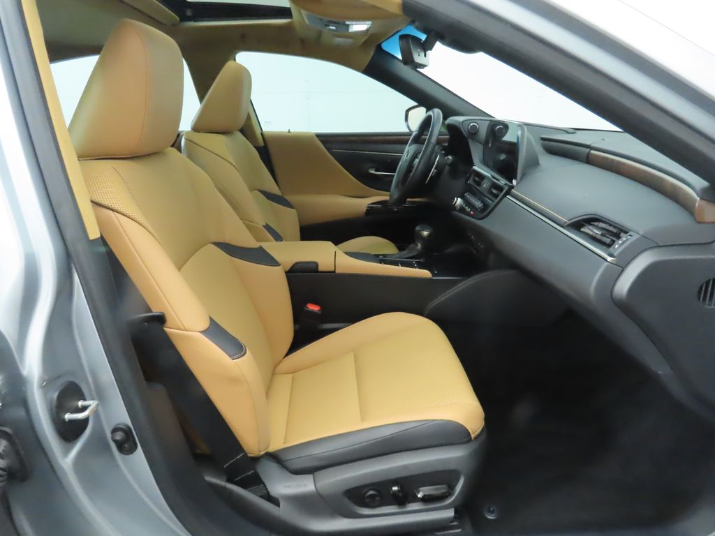 Thumbnail: 2022 Lexus ES - 20