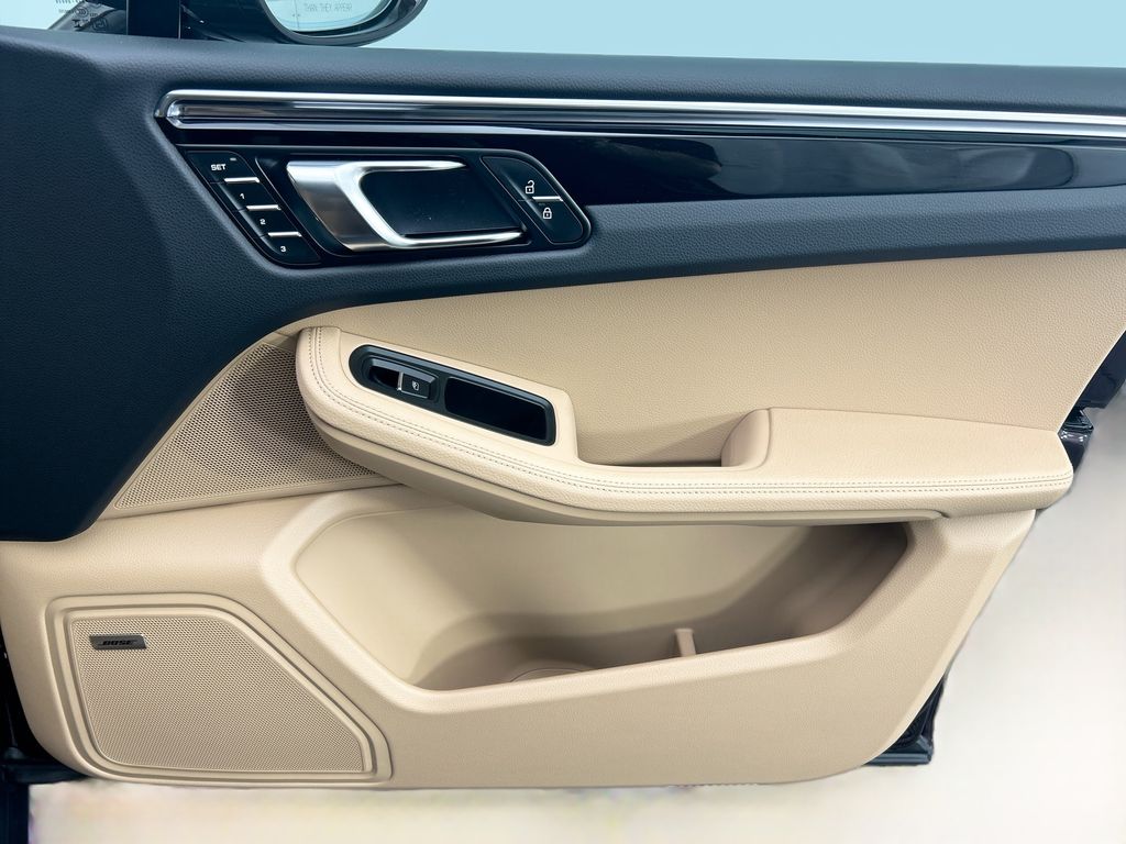 Thumbnail: 2026 Porsche Macan - 26