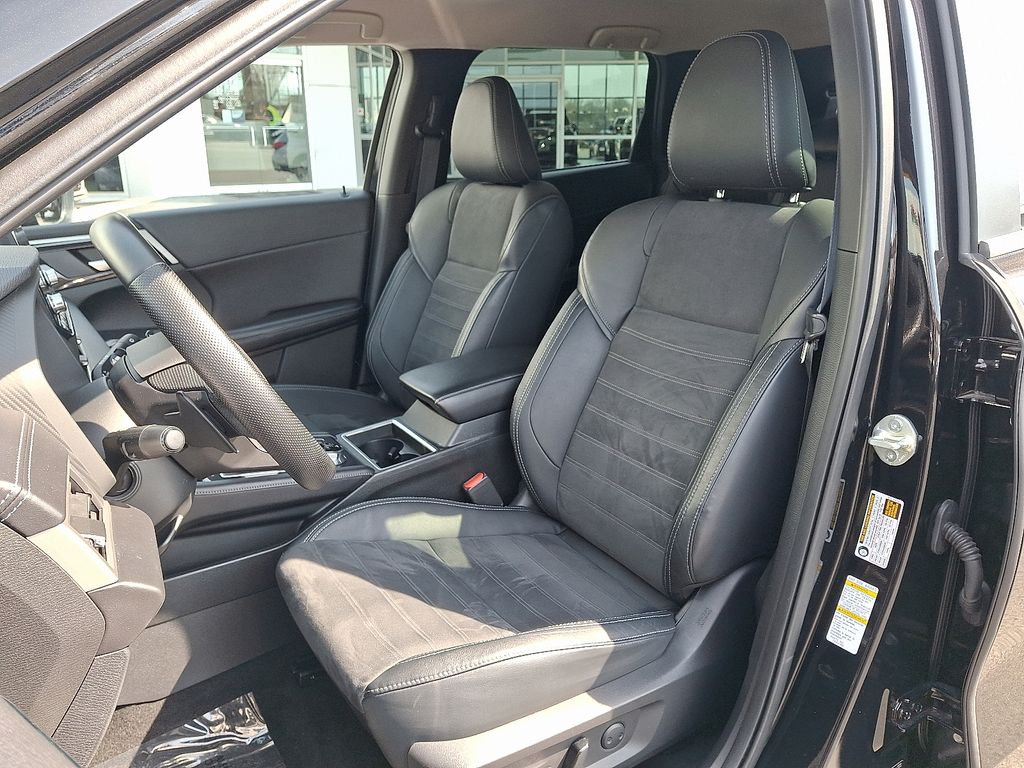 Thumbnail: 2022 Mitsubishi Outlander - 13