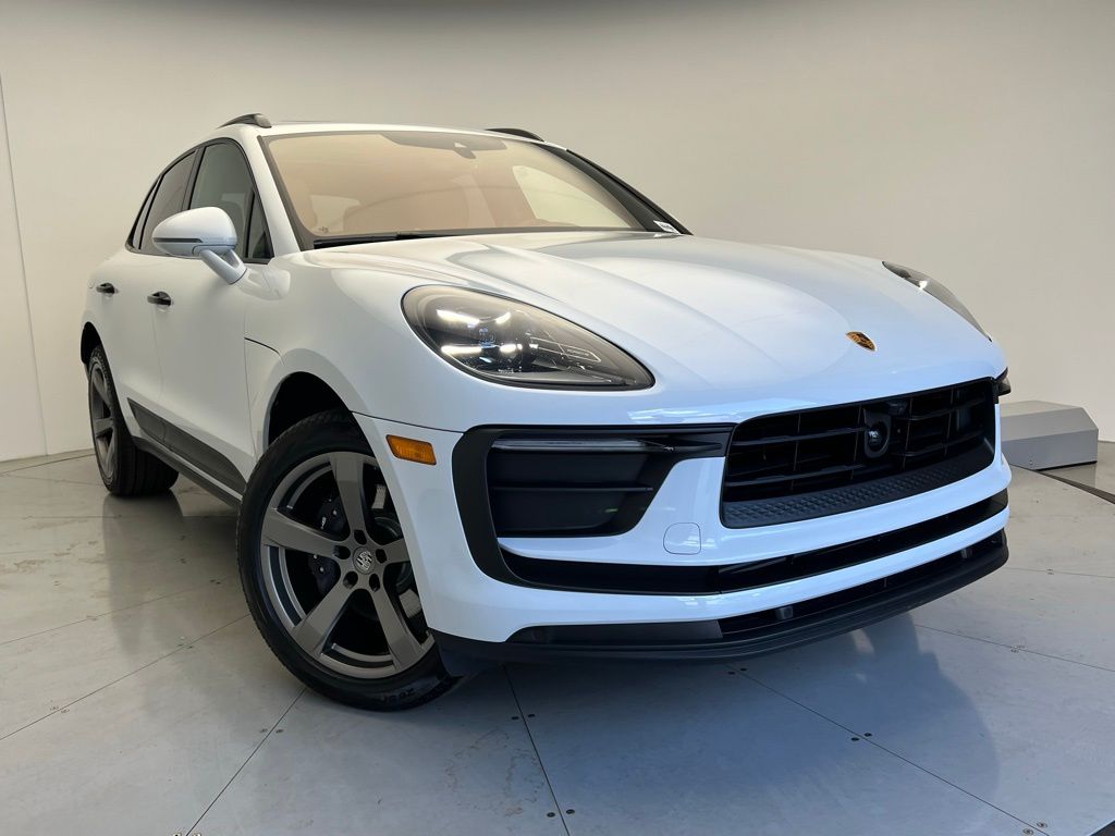 2025 Porsche Macan  24