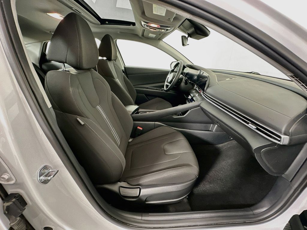 Thumbnail: 2025 Hyundai Elantra - 28