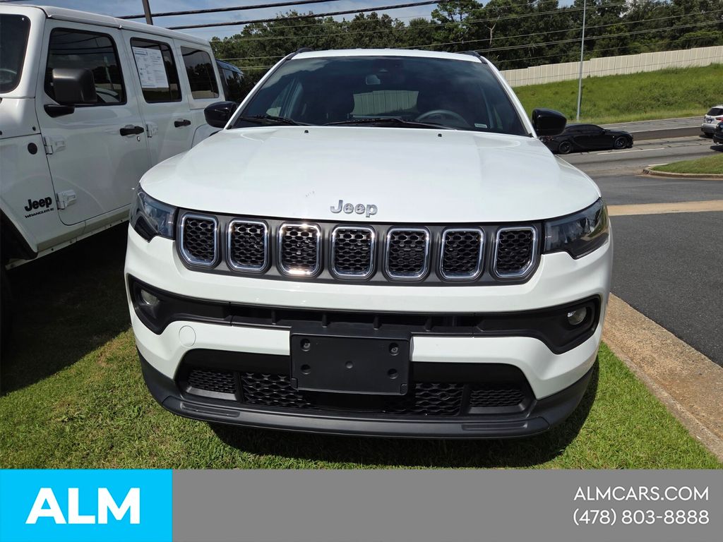 Used 2024 White Jeep Latitude image 25