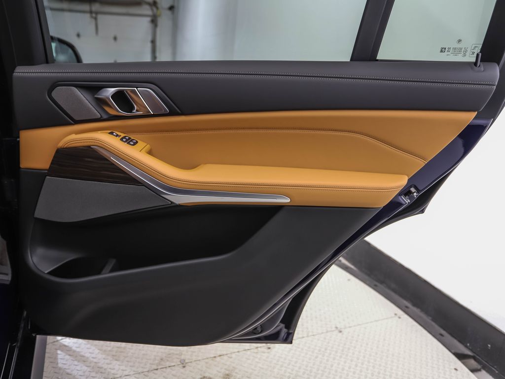 Thumbnail: 2027 BMW X7 - 31