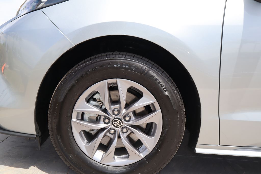2025 Toyota Sienna LE 28