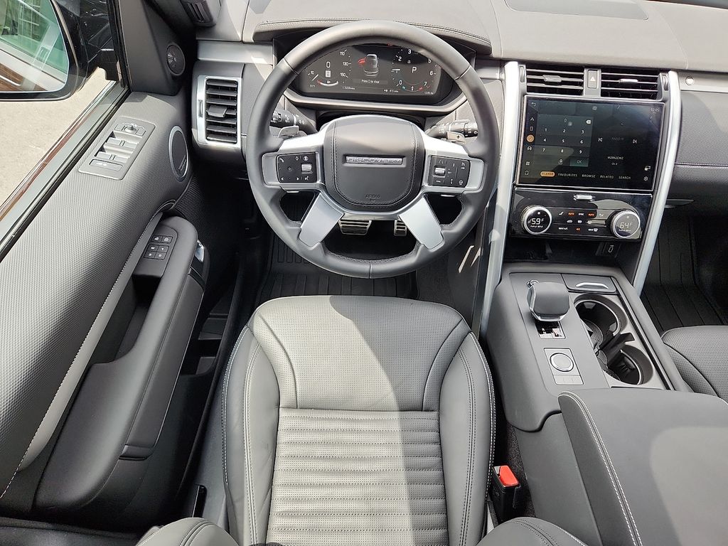Thumbnail: 2026 Land Rover Discovery - 11