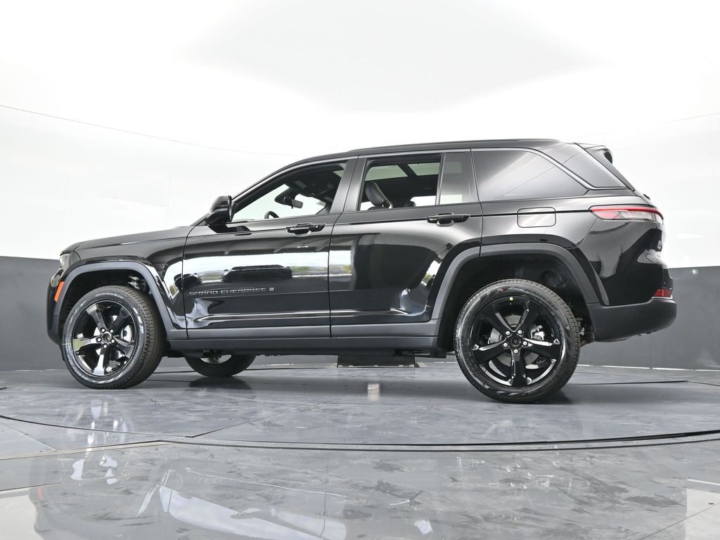 New 2026 Diamond Black Crystal Pearlcoat Jeep Limited image 53