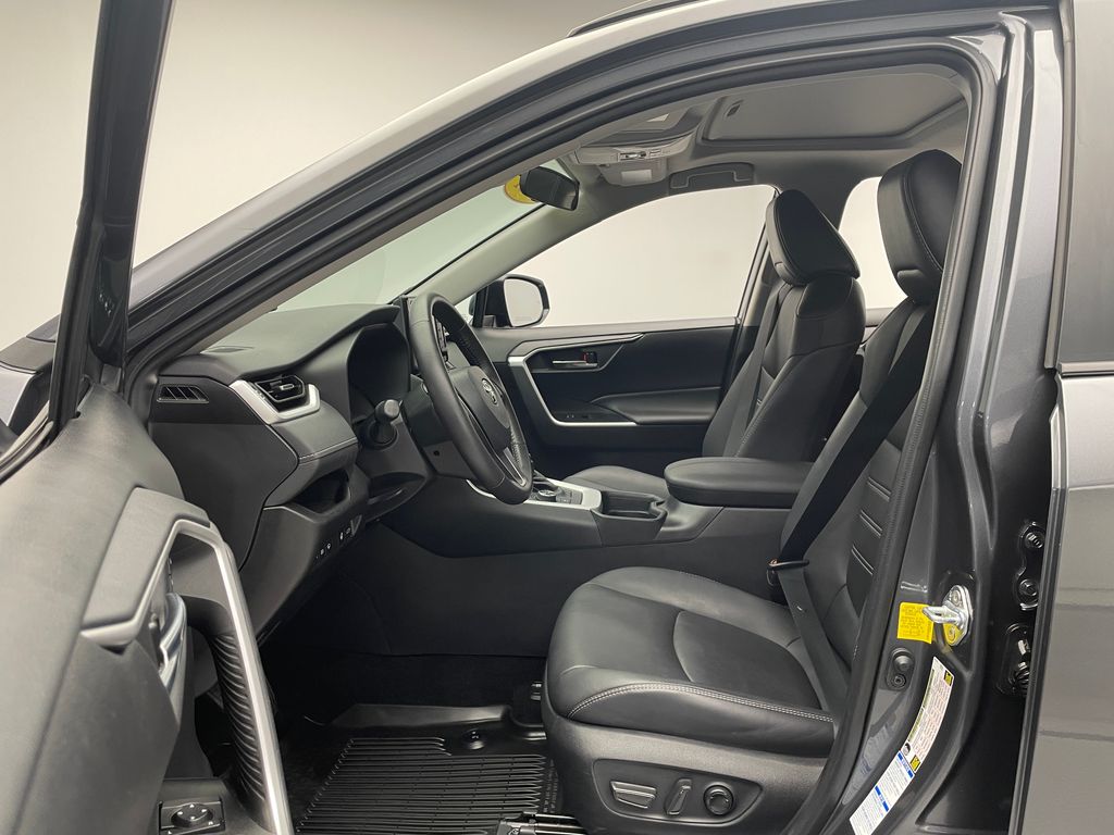 2021 Toyota RAV4 XLE Premium 12