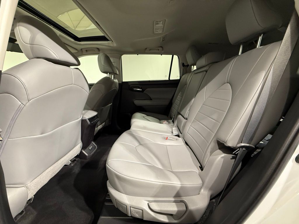 Thumbnail: 2022 Toyota Highlander - 20