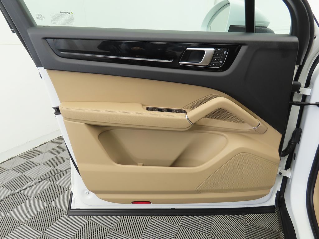 Thumbnail: 2023 Porsche Cayenne - 25