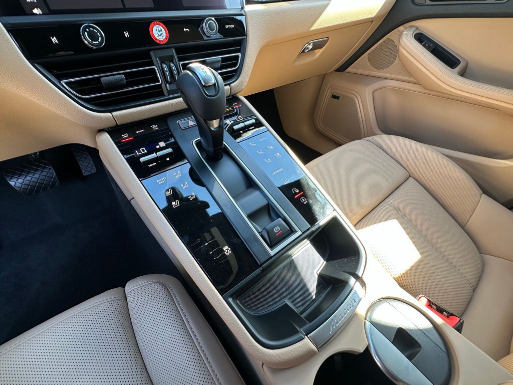 Thumbnail: 2026 Porsche Macan - 27