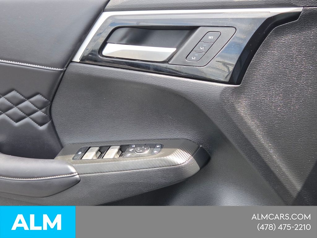 Used 2024  Mitsubishi SEL image 29