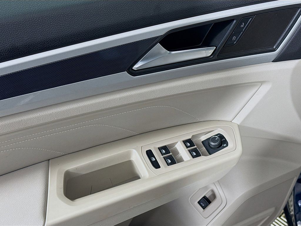 Thumbnail: 2021 Volkswagen Atlas - 17