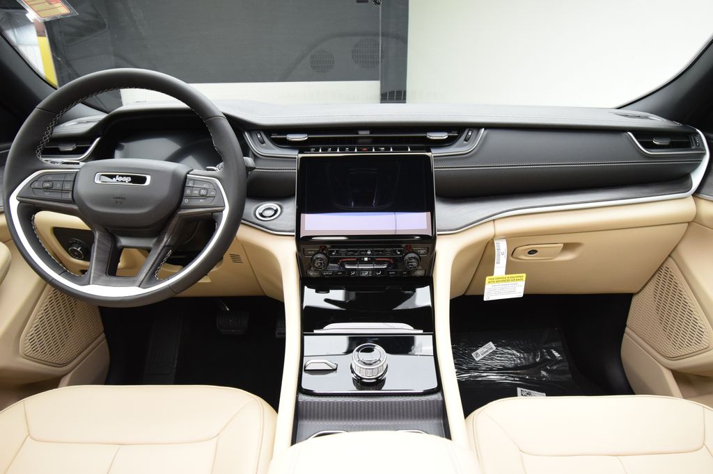 new 2025 Jeep Grand Cherokee car, priced at $44,915