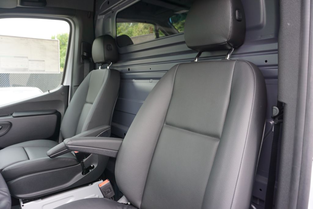 Thumbnail: 2025 Mercedes-Benz Sprinter - 11