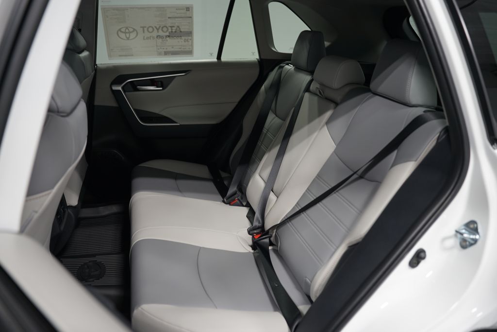 2025 Toyota RAV4 XLE Premium 29