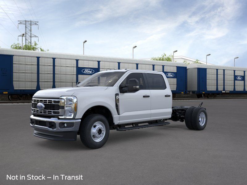 Oxford White 2026 Ford F-350 Super Duty Chassis Pickup Truck Four-Wheel Drive Automatic