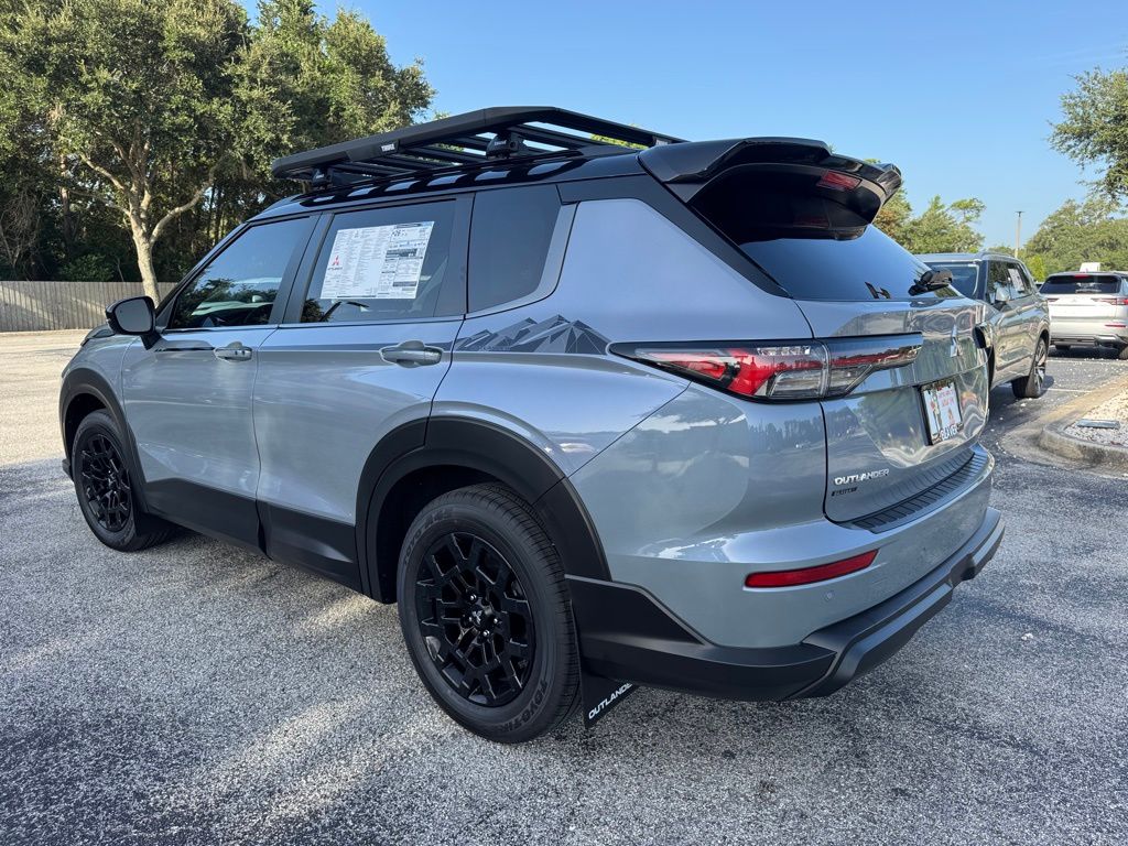 2025 Mitsubishi Outlander SE photo 3