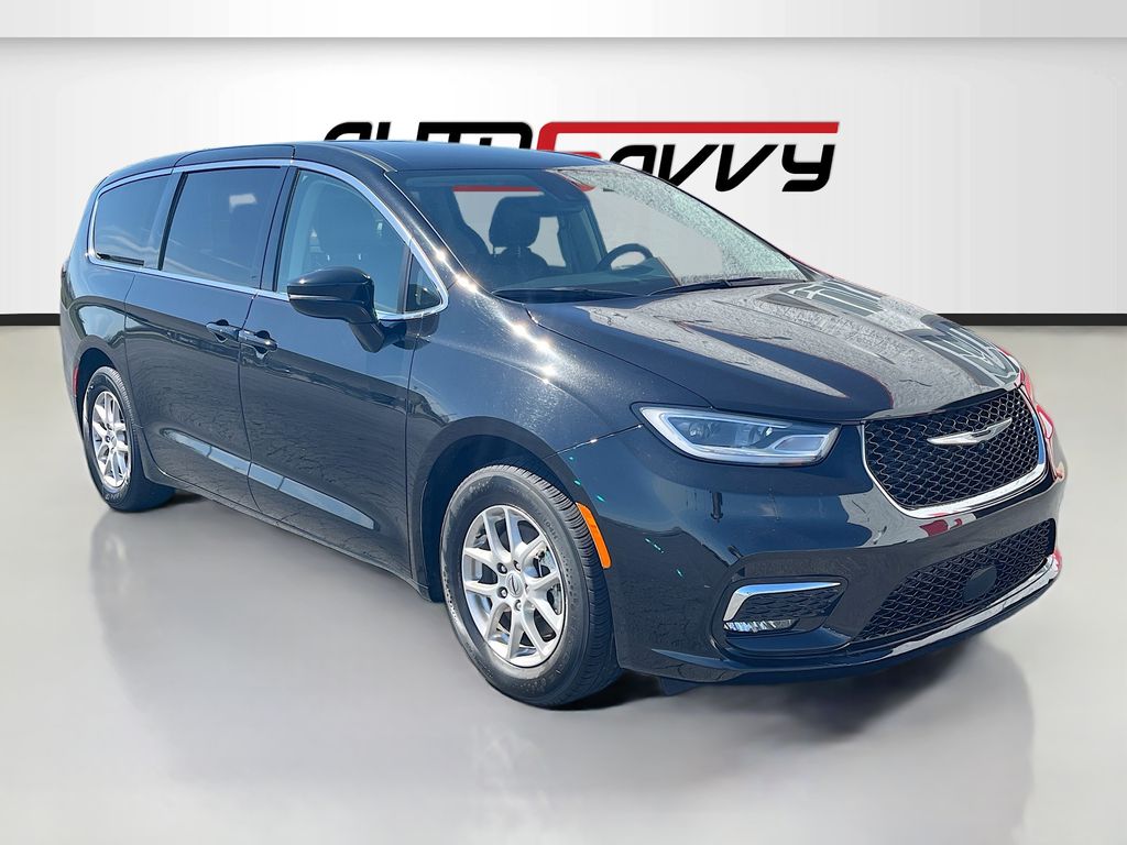 2024 Chrysler Pacifica Touring L's photo