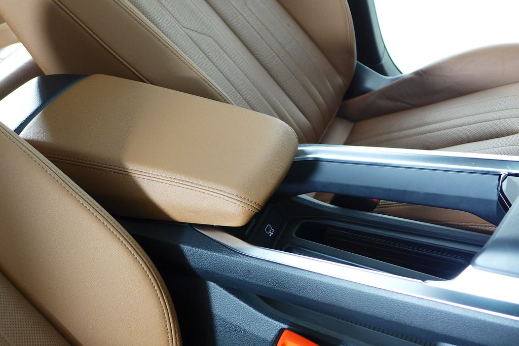 Thumbnail: 2022 Audi e-tron - 16