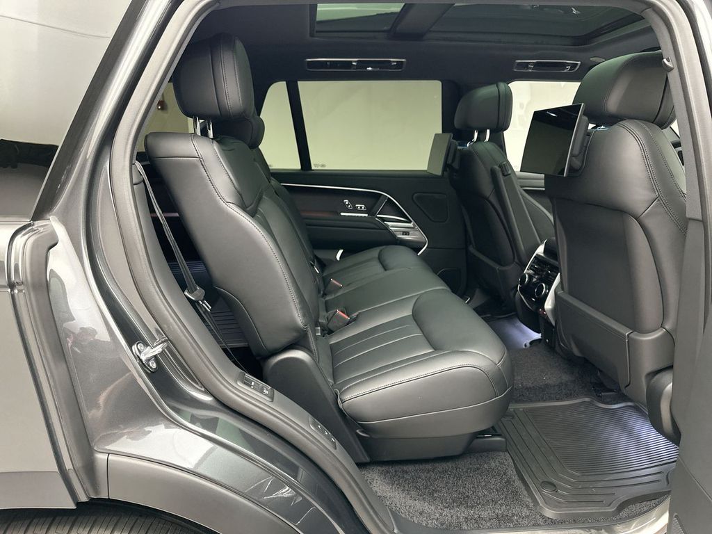 2025 Land Rover Range Rover SE 6