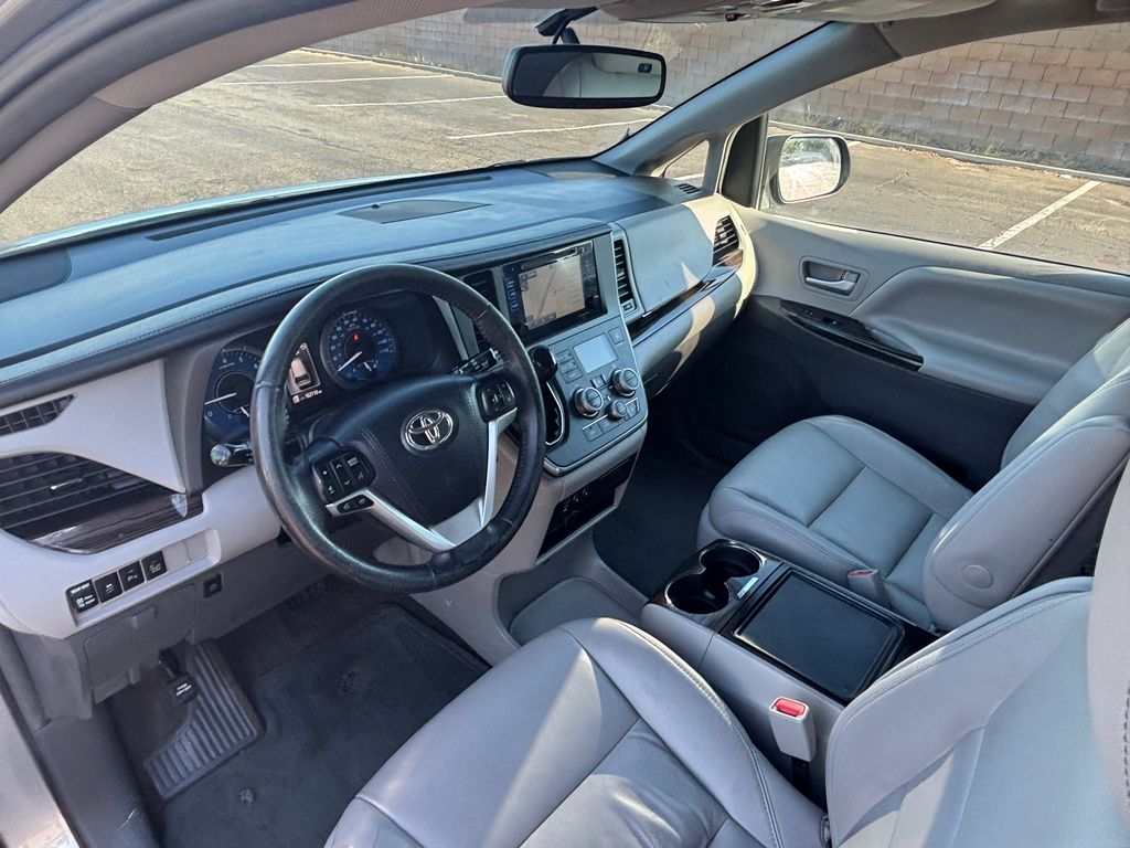 Thumbnail: 2017 Toyota Sienna - 9