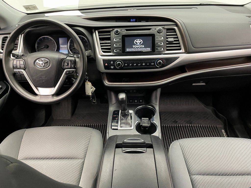 2019 Toyota Highlander LE 18