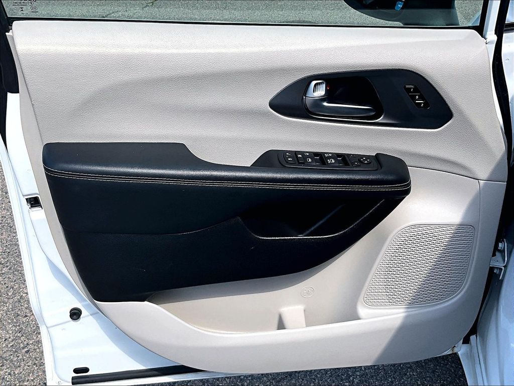 2023 Chrysler Pacifica — photo 9