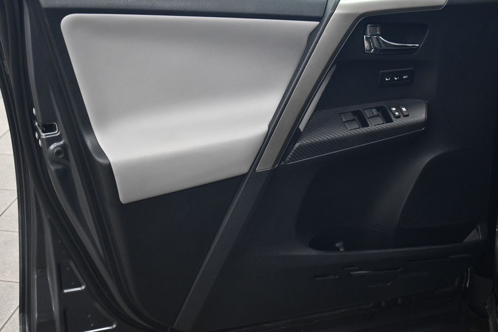 Thumbnail: 2015 Toyota RAV4 - 16