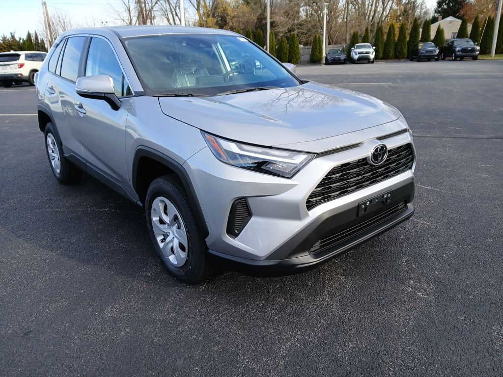 2025 Toyota RAV4 LE's photo