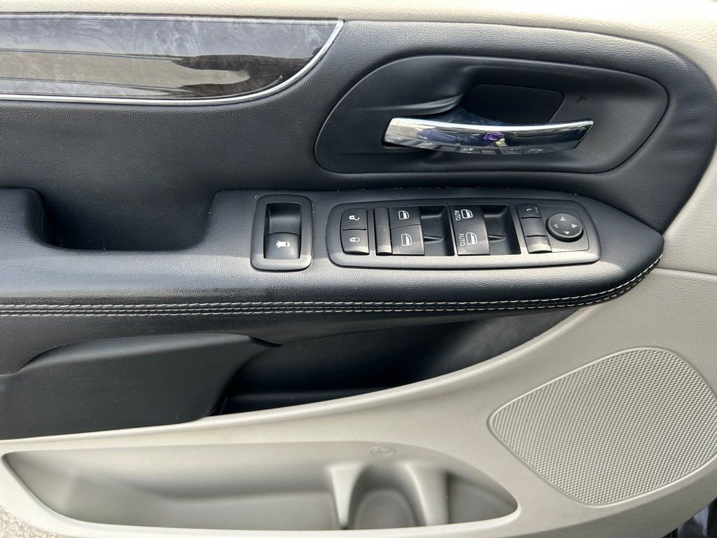 Thumbnail: 2016 Chrysler Town & Country - 26