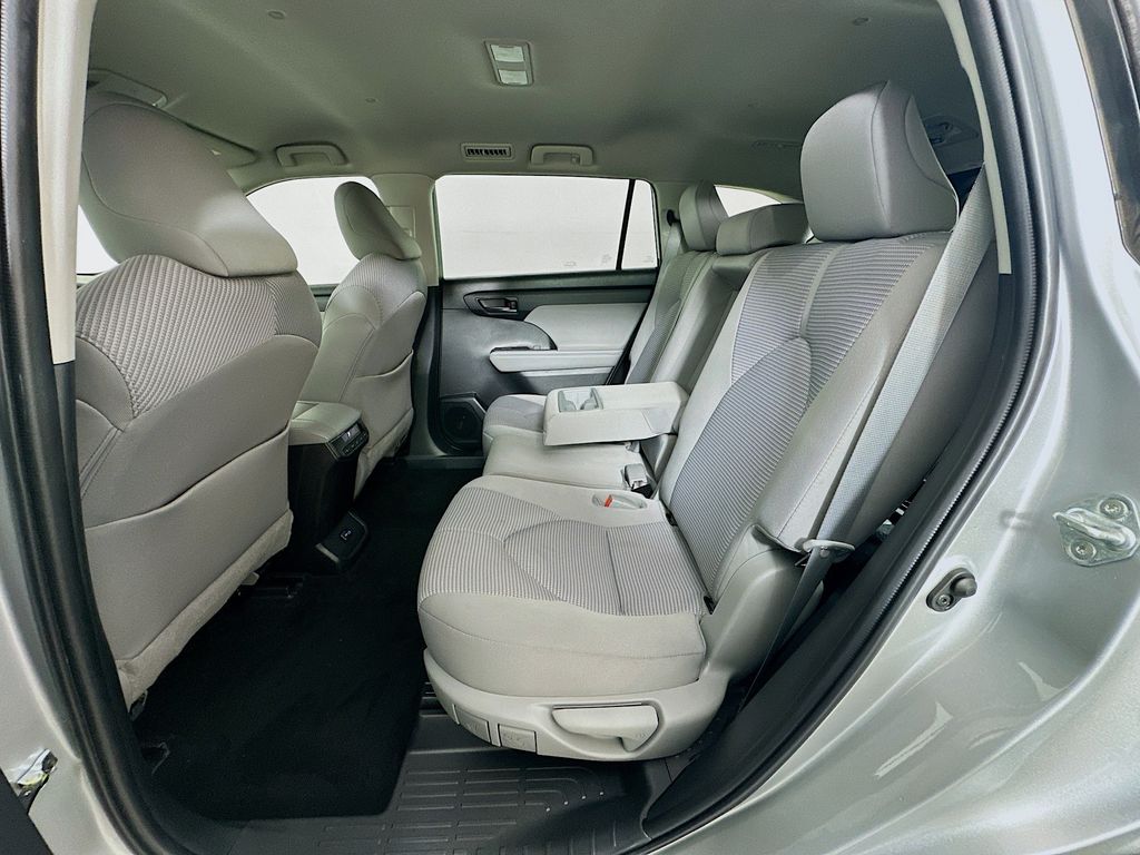 2022 Toyota Highlander L 23