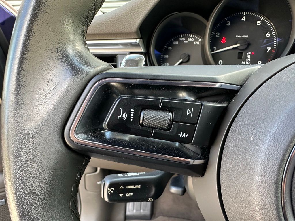 Thumbnail: 2022 Porsche Macan - 18