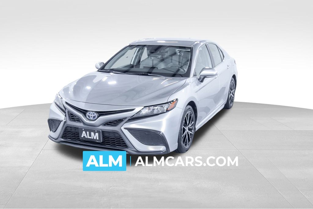 2022 Toyota Camry SE's photo