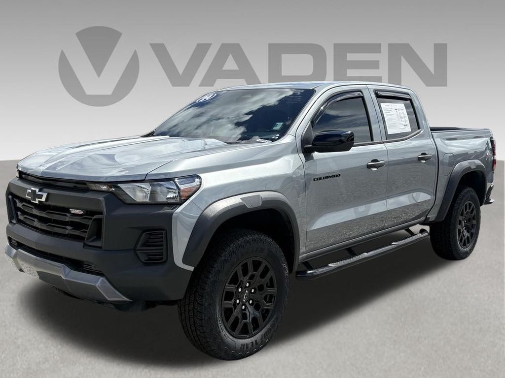 Sterling Gray Metallic 2024 Chevrolet Colorado Pickup Truck Four-Wheel Drive 8-Speed Automatic