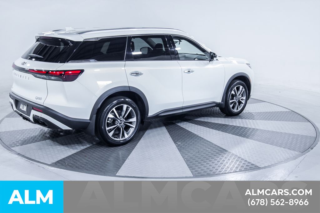 Used 2024 White INFINITI LUXE image 10