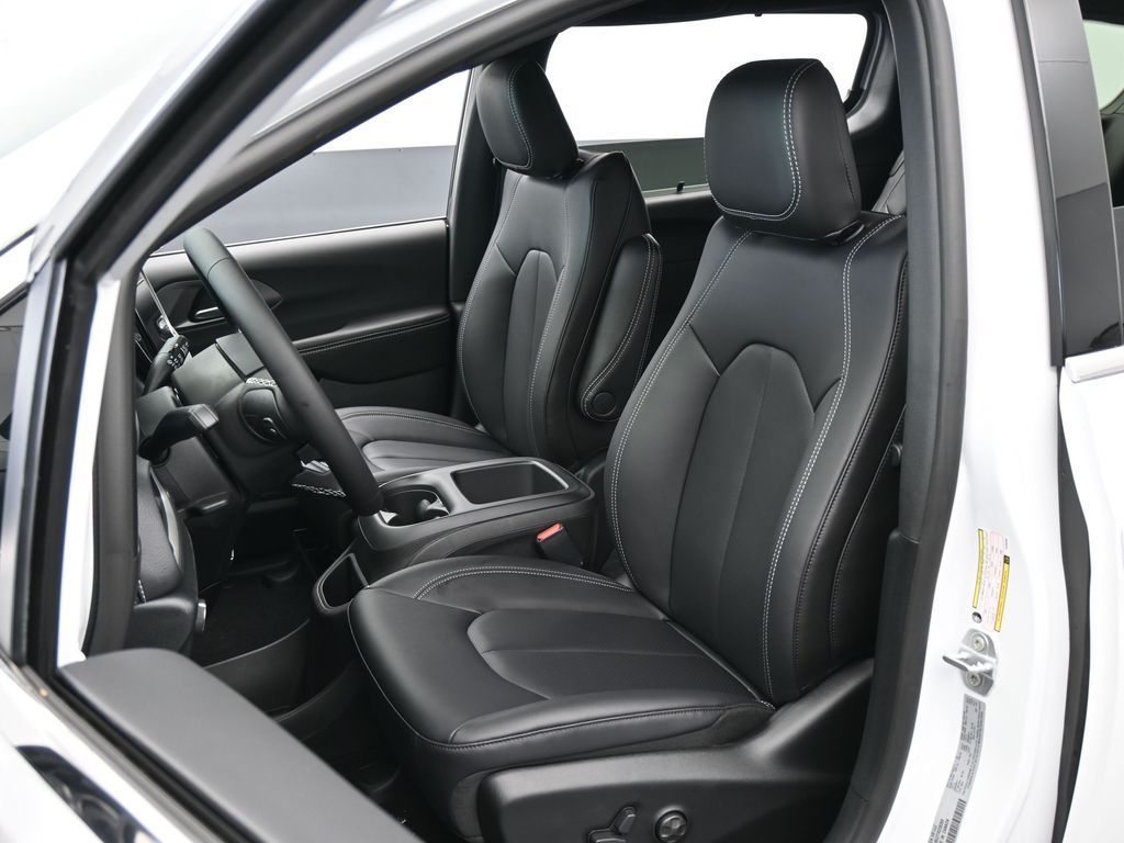 New 2026 Bright White Clearcoat Chrysler Select image 10