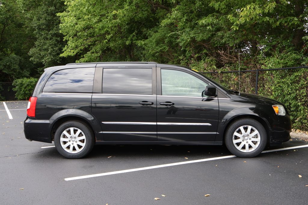 Thumbnail: 2013 Chrysler Town & Country - 9