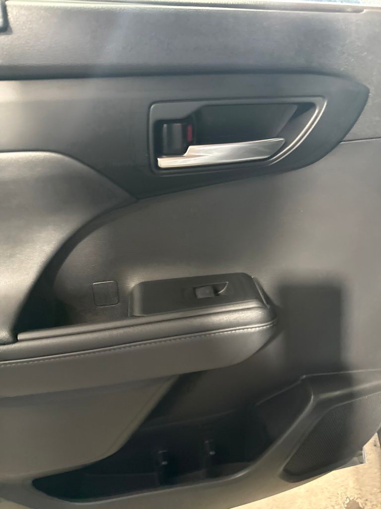 Thumbnail: 2021 Toyota Highlander - 27