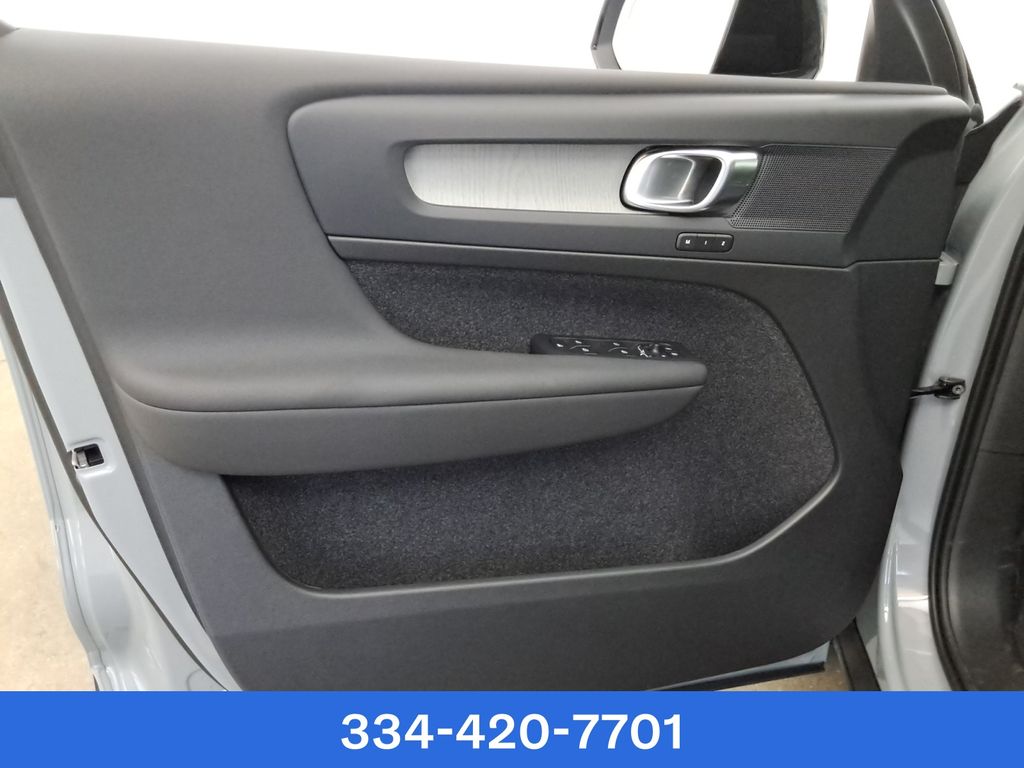 new 2025 Volvo XC40 car, priced at $37,599