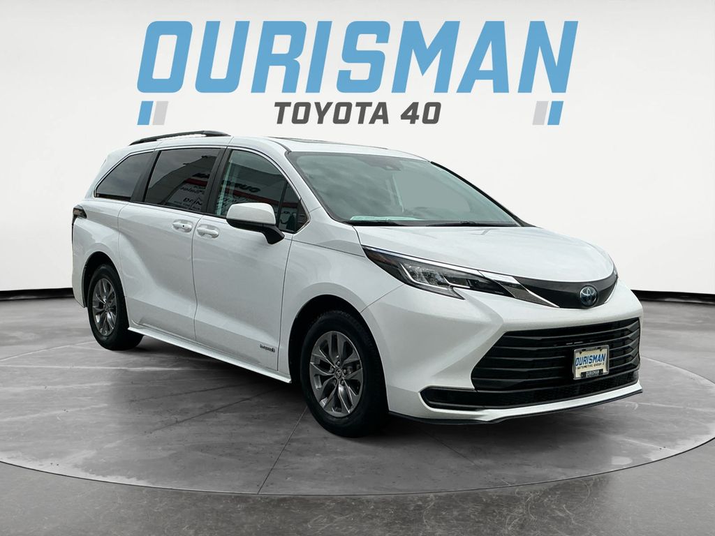 Super White 2021 Toyota Sienna Minivan Front-Wheel Drive Continuously Variable Transmission