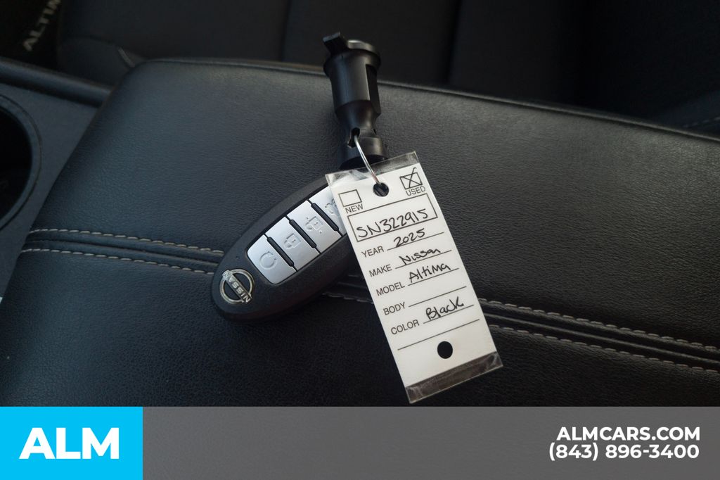 Used 2025 Super Black Nissan 2.5 SV image 18
