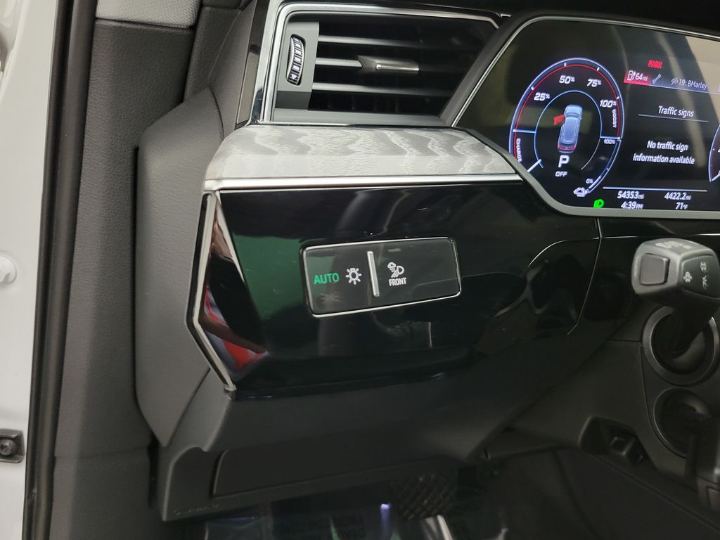 Thumbnail: 2023 Audi e-tron - 24