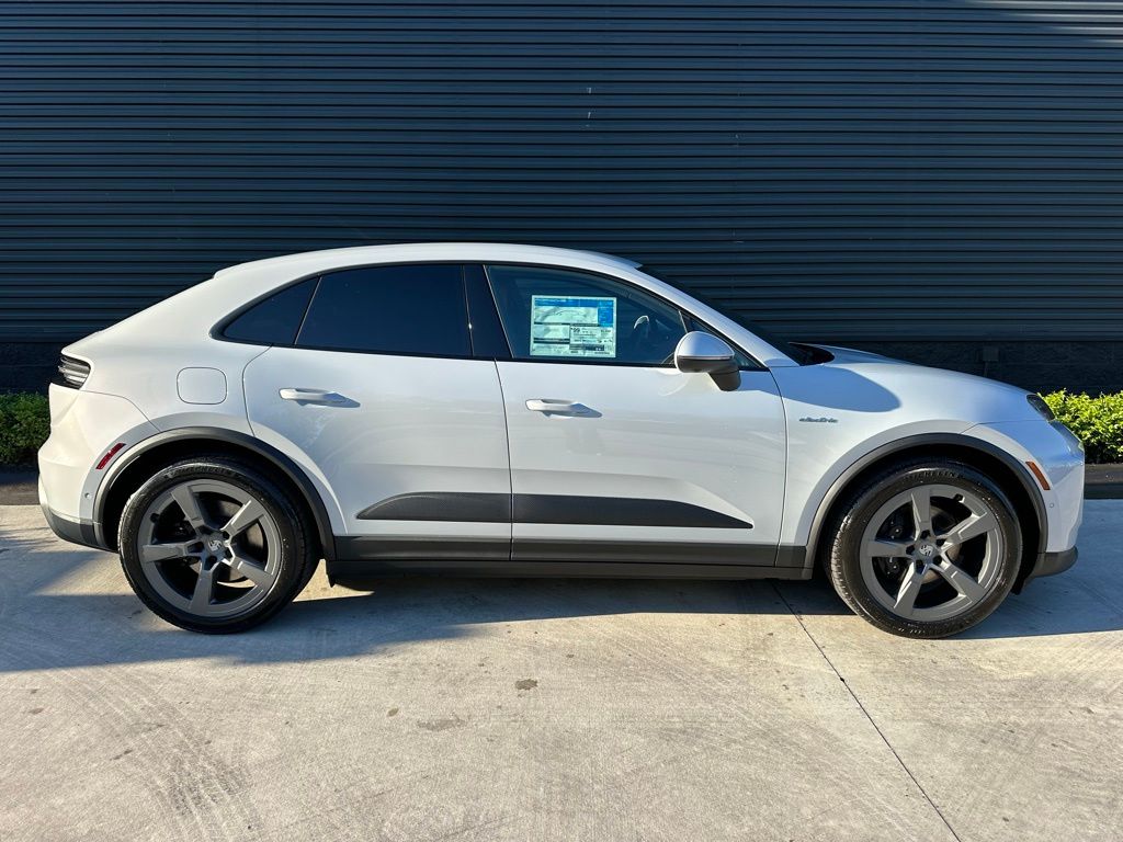 Thumbnail: 2025 Porsche Macan - 10