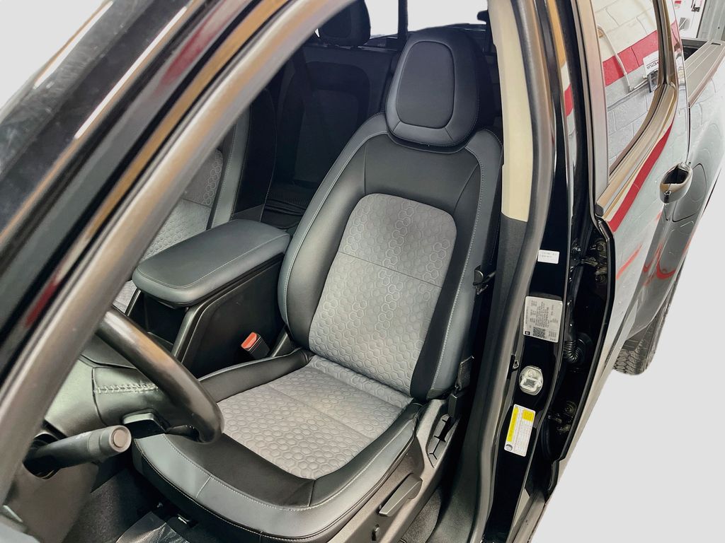 Used 2022 Black Chevrolet Z71 image 19