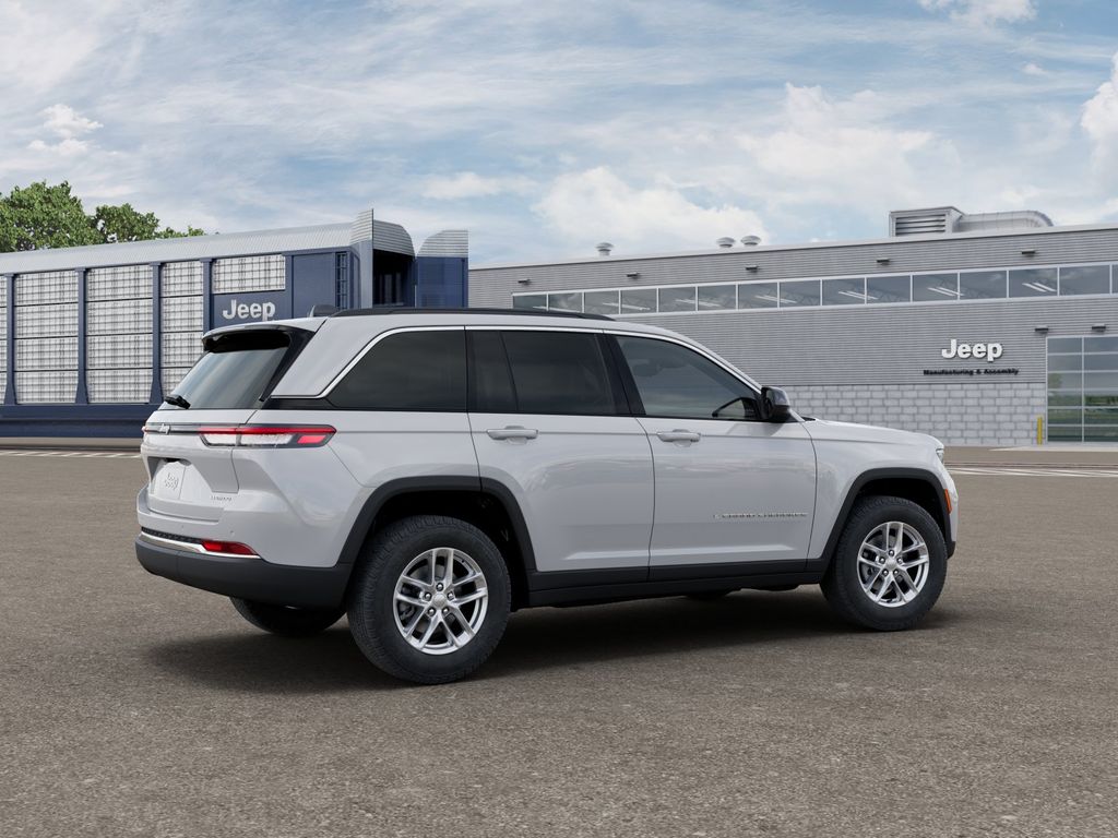 New 2025 White/off-white Jeep Laredo image 4