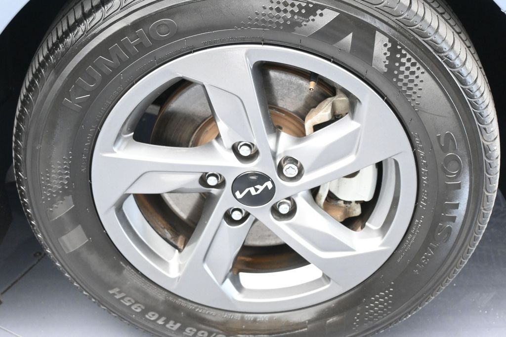 Used 2024 Everlasting Silver Kia LXS image 40