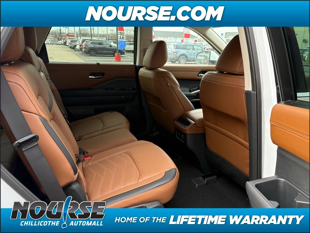 2025 Nissan Pathfinder Platinum photo