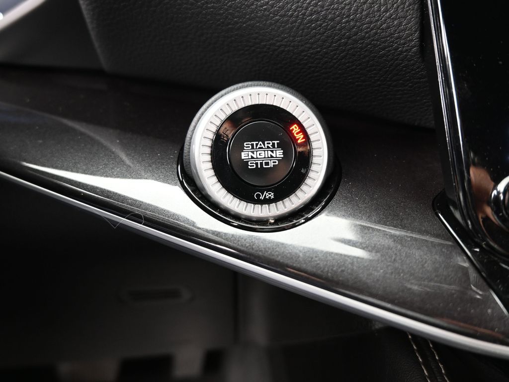 Used 2024 Diamond Black Crystal Pearlcoat Jeep Base image 31