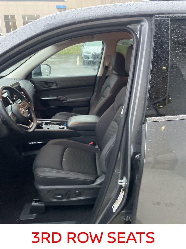 2025 Nissan Pathfinder SV photo 4